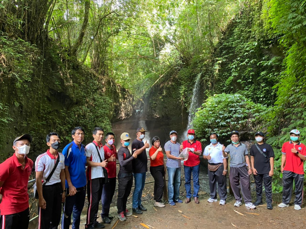' Tumpek Uye '  Melaksanakan Kegiatan Bersih-Bersih dan Penebaran Benih Ikan Nila,di Twin Waterfall Lipah dan Happines Jungle